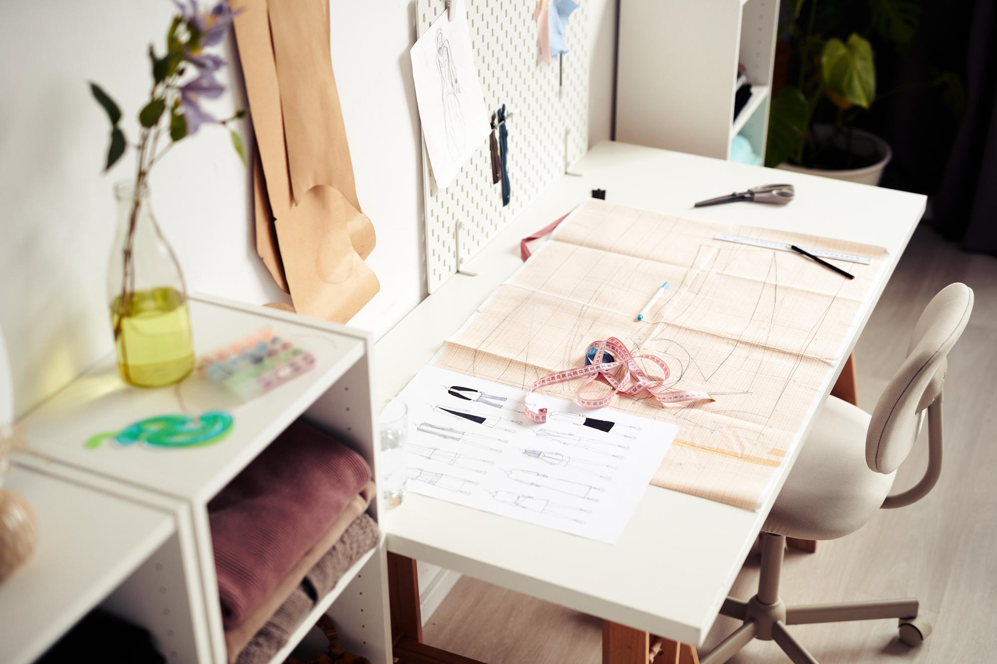 Tavolo da lavoro con campioni e carta progetto